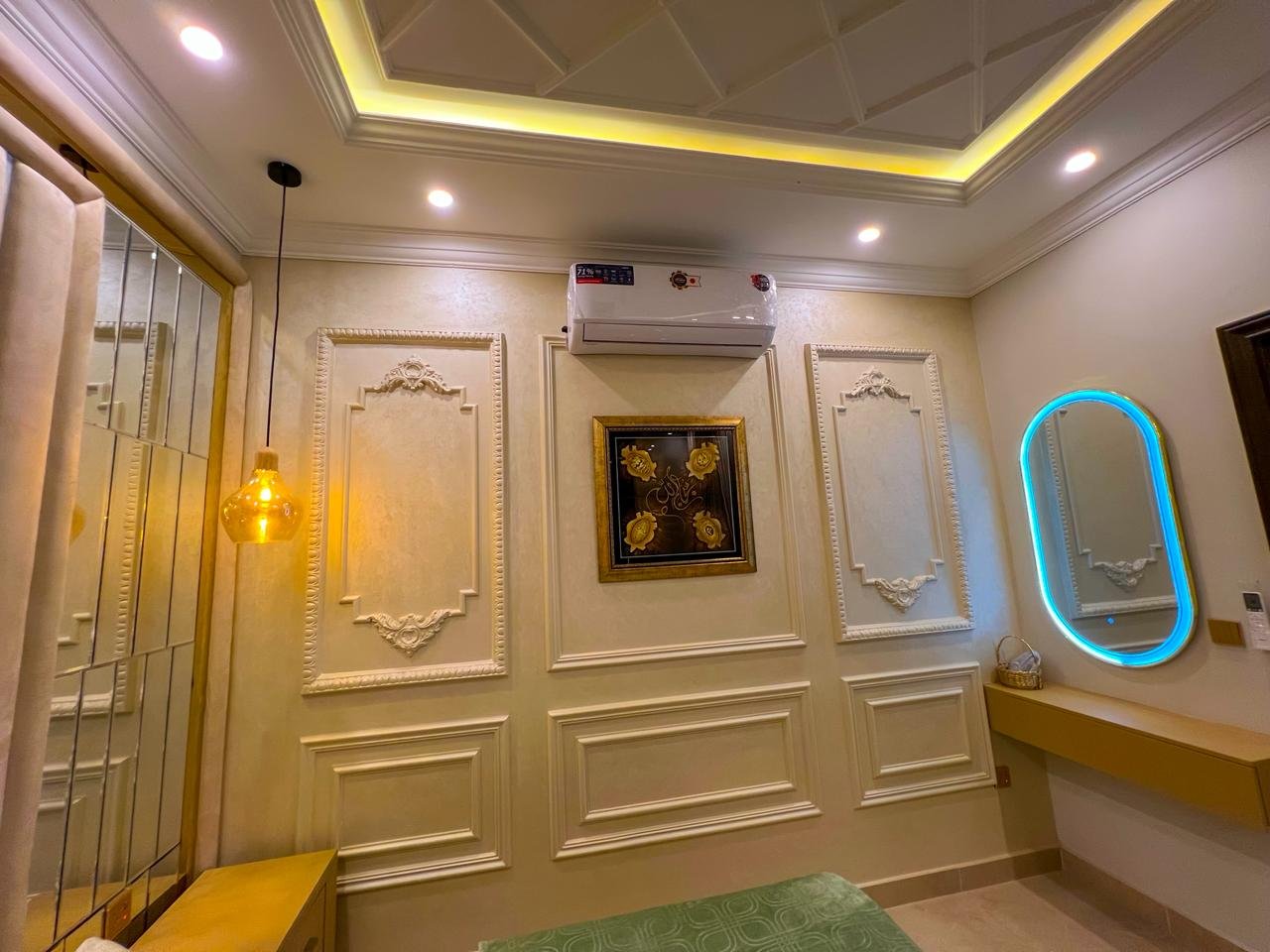 Bedroom with panel-mould wall